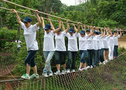 九游体育-全日拓展训练-高空独木桥攀岩