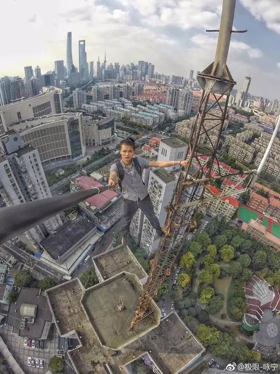 上市丨一镜到底360°隧道大回环全场燃爆岚图追光S限时权益价2239万元起